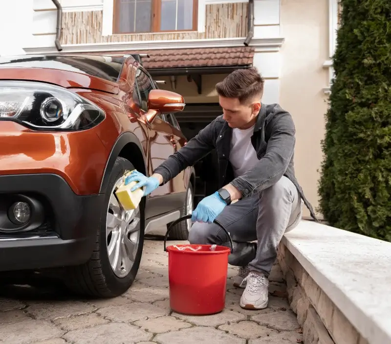 Lavage auto à domicile Saint-Lubin-de-la-Haye : professionnel intervenant sur un véhicule